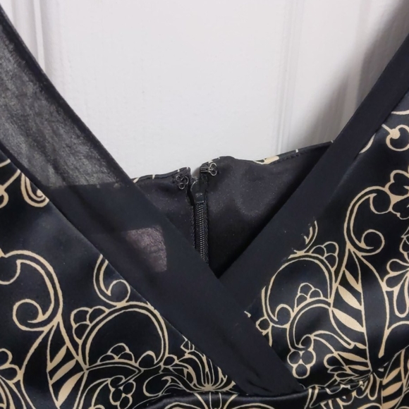 Satin dress with intricate gold design - Picture 2 of 4